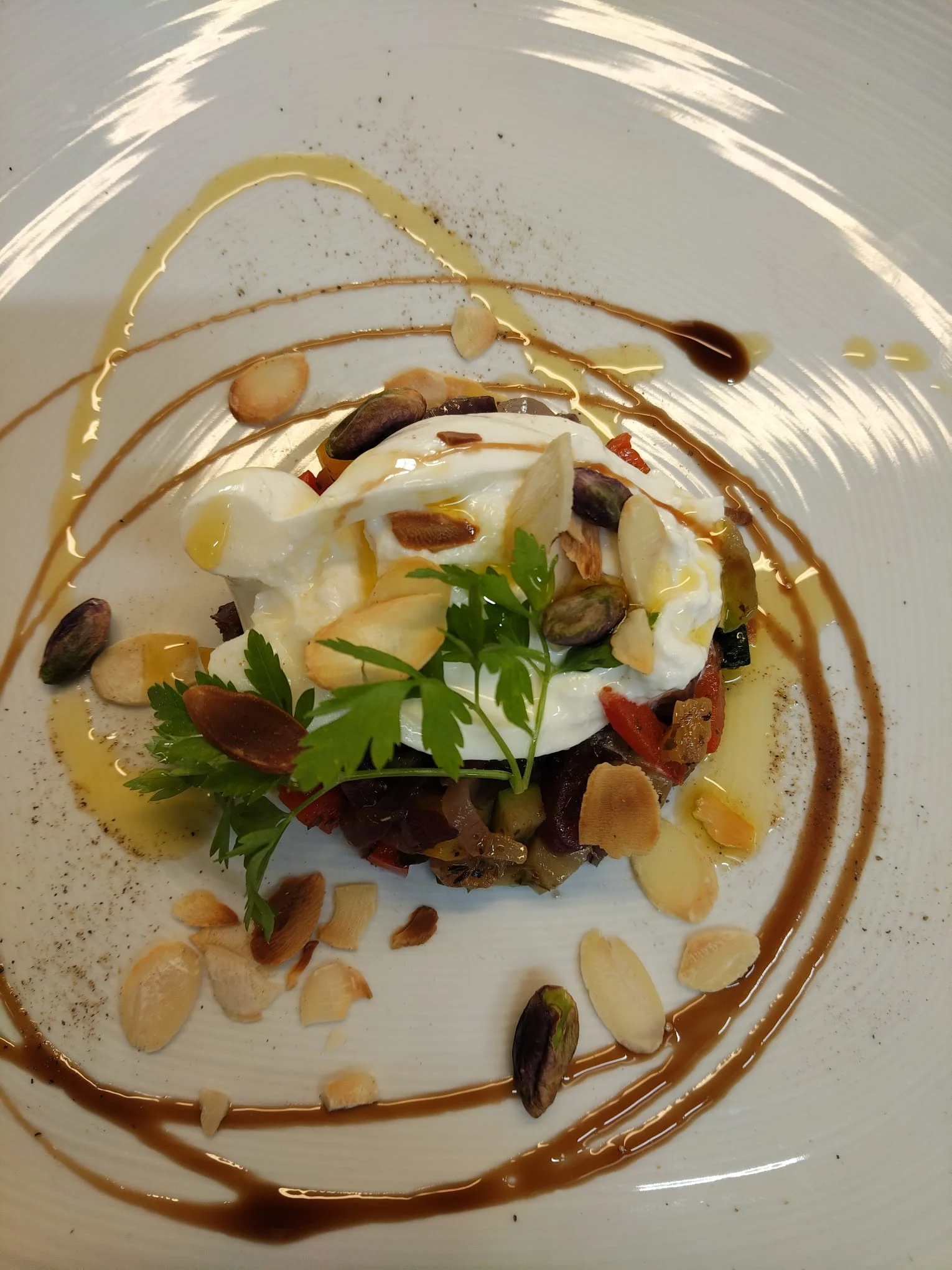 Piatto d’autore: burrata con verdure grigliate, mandorle e pistacchi Piatto d’autore: burrata con verdure grigliate, mandorle e pistacchi