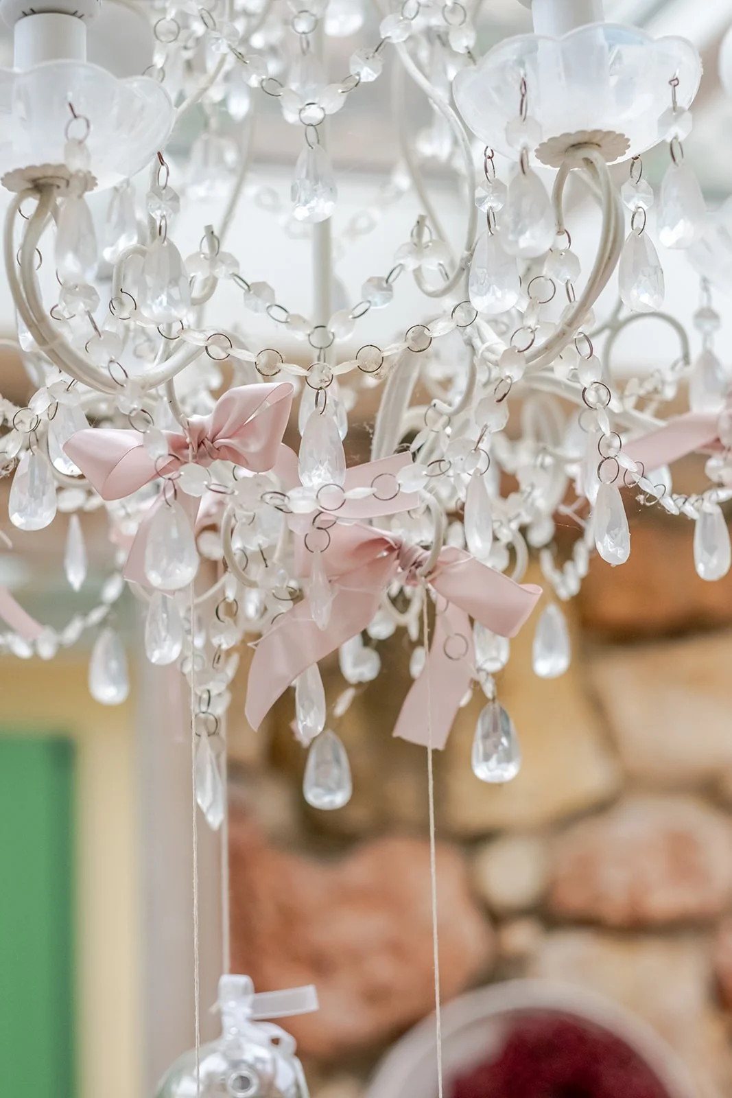 Dettaglio della sala — lampadario di cristallo Lampadario di cristallo con fiocchi rosa, dettaglio sala