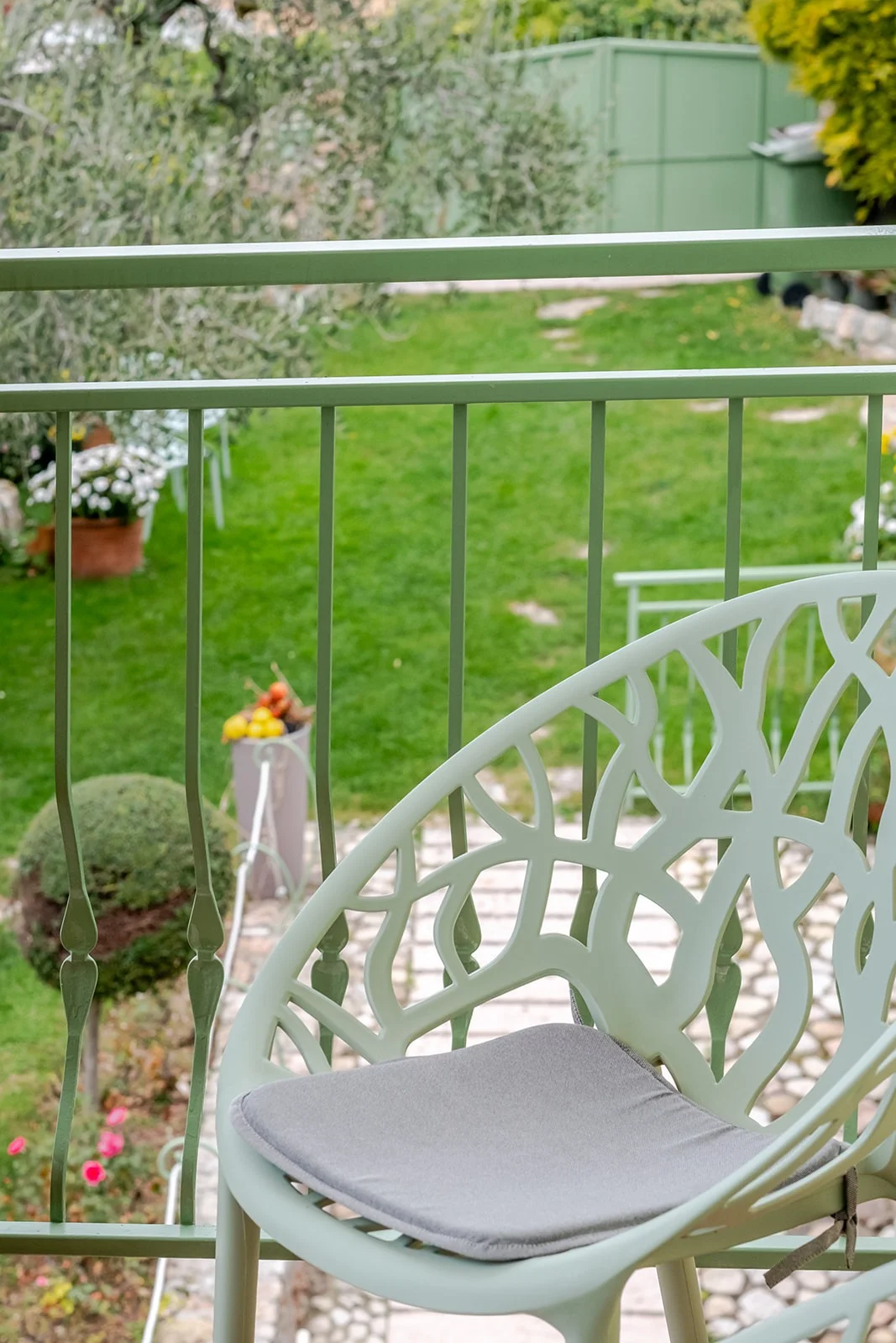 Dettaglio del giardino: sedia verde decorata vista dalla terrazza Dettaglio del giardino: sedia verde decorata vista dalla terrazza