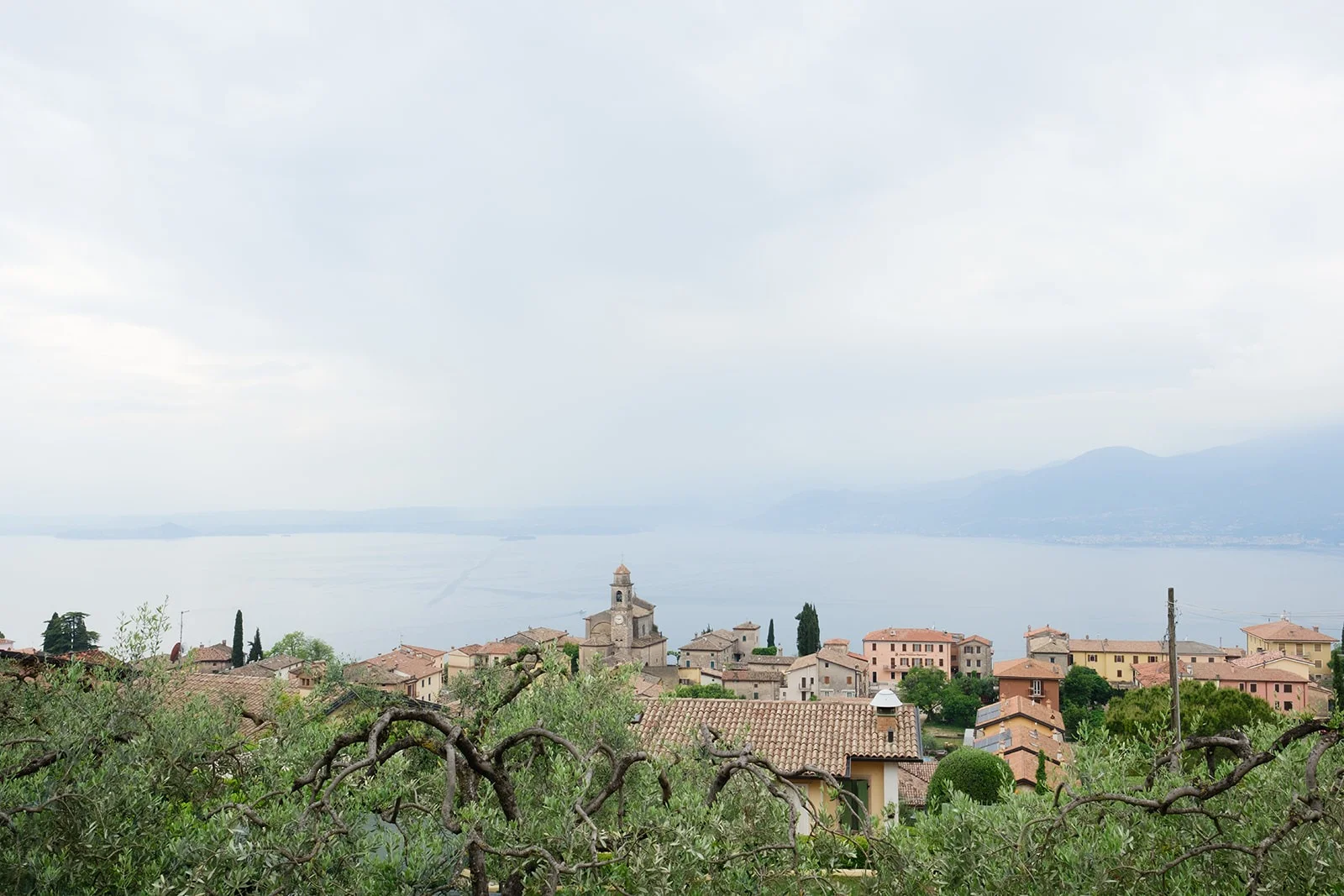 Le Gemme di Artemisia — Atelier del gusto sul Lago di Garda Tavolo apparecchiato al tramonto sul Lago di Garda da Le Gemme di Artemisia