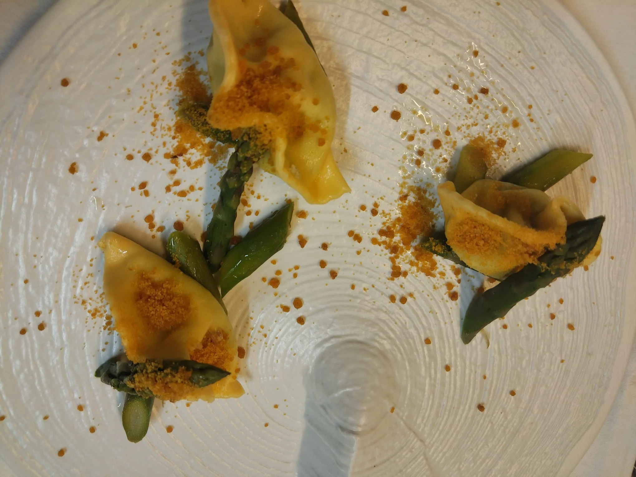 Ravioli con asparagi e bottarga grattugiata Ravioli con asparagi e bottarga grattugiata