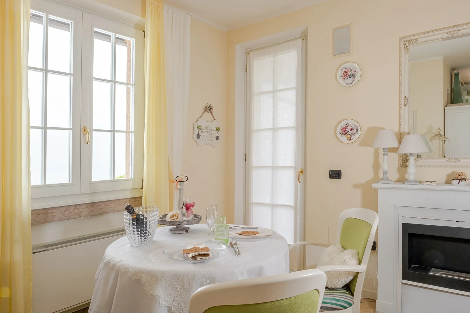 Colazione in camera per due — Gemme Suite Colazione in camera apparecchiata per due nella Gemme Suite