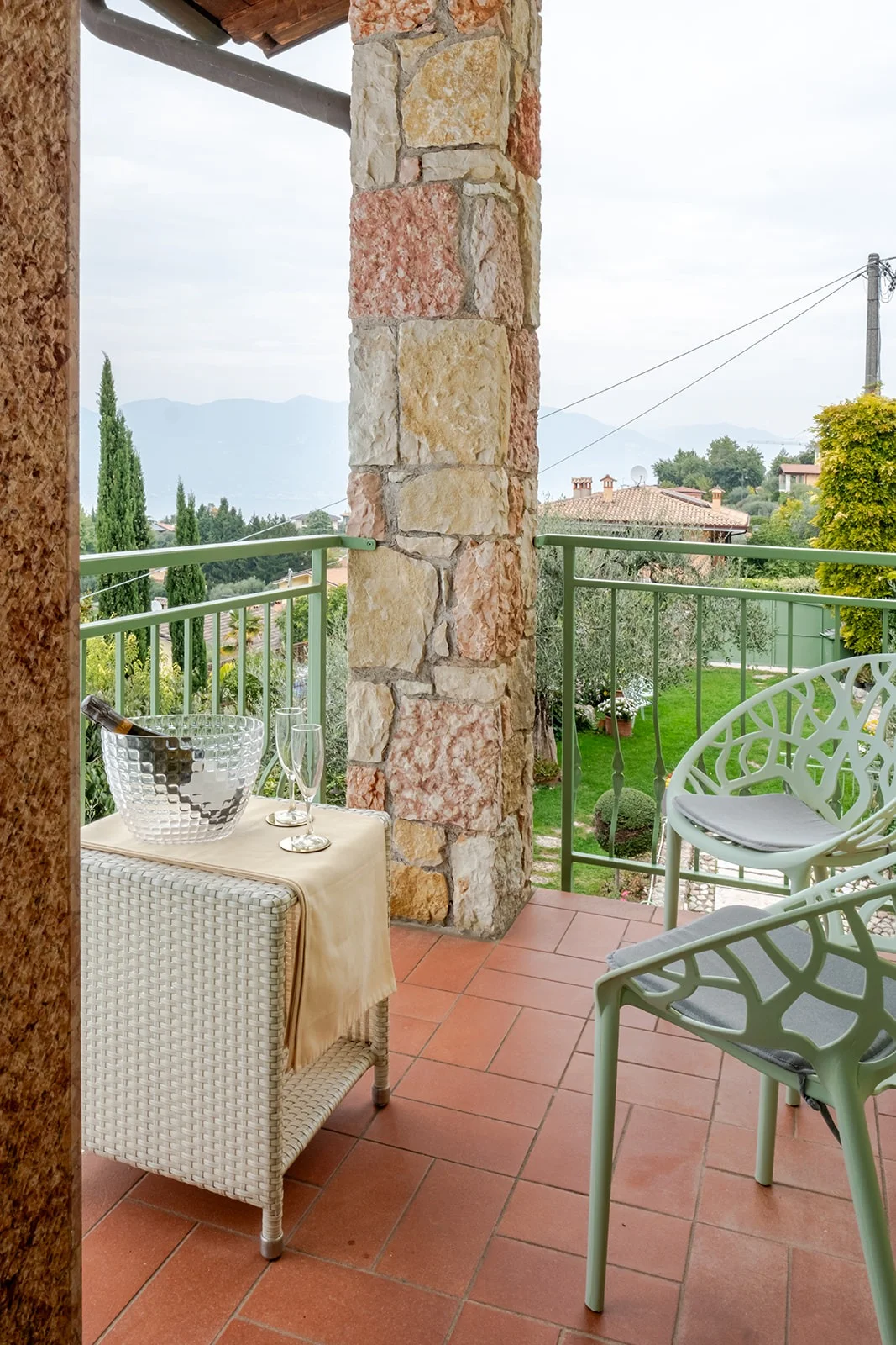Terrazza della Gemme Suite con champagne e vista lago Terrazza della Gemme Suite con champagne e vista lago