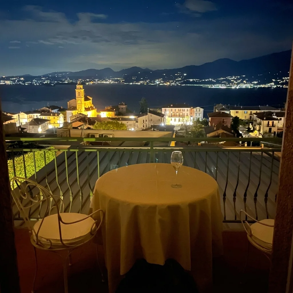 Terrazza della suite — vista campanile e lago Terrazza della suite con vista sul campanile di Albisano e sul Lago di Garda