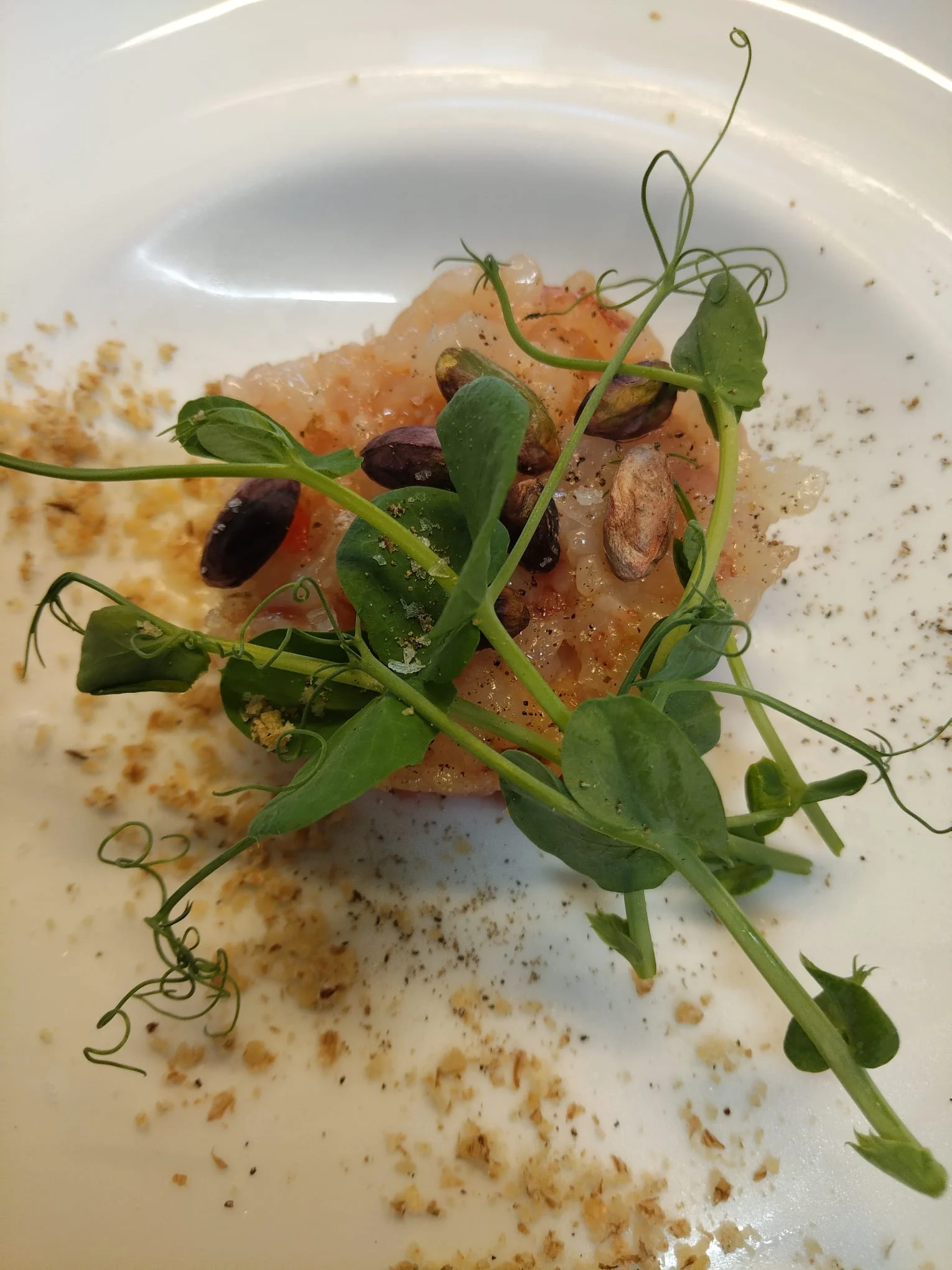 Tartare di gambero con germogli di pisello e pistacchi Tartare di gambero con germogli di pisello e pistacchi