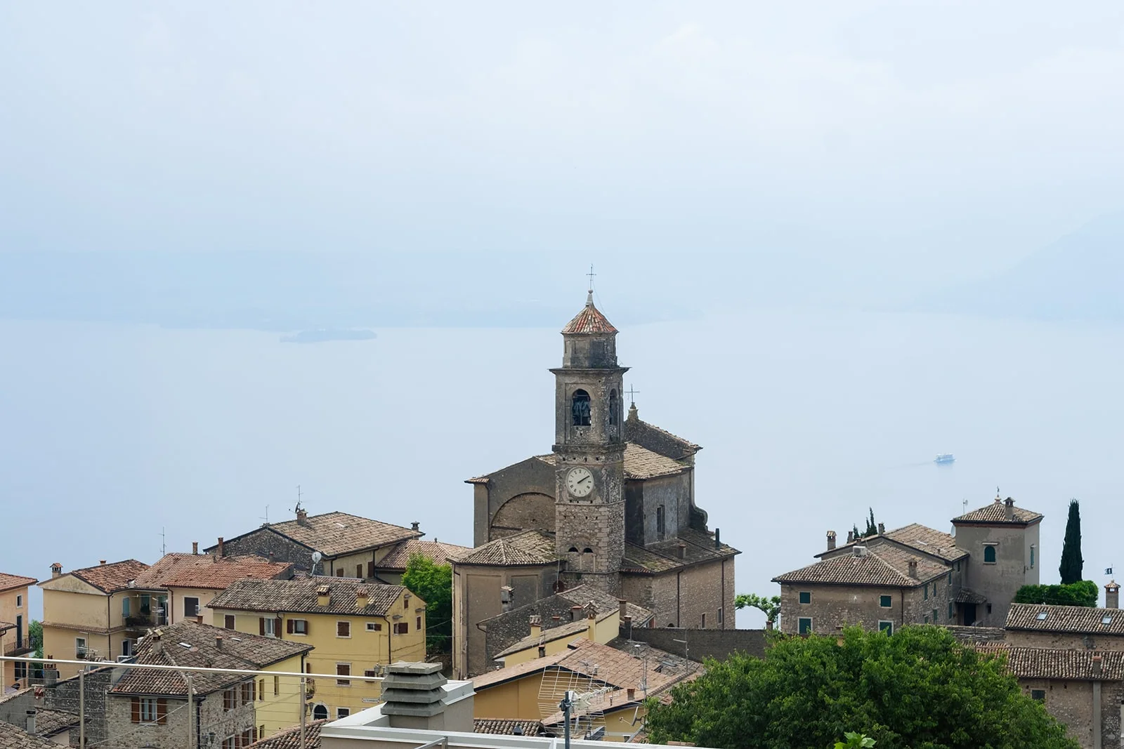 Vista panoramica sul borgo di Albisano con il campanile e il Lago di Garda Vista panoramica sul borgo di Albisano con il campanile e il Lago di Garda