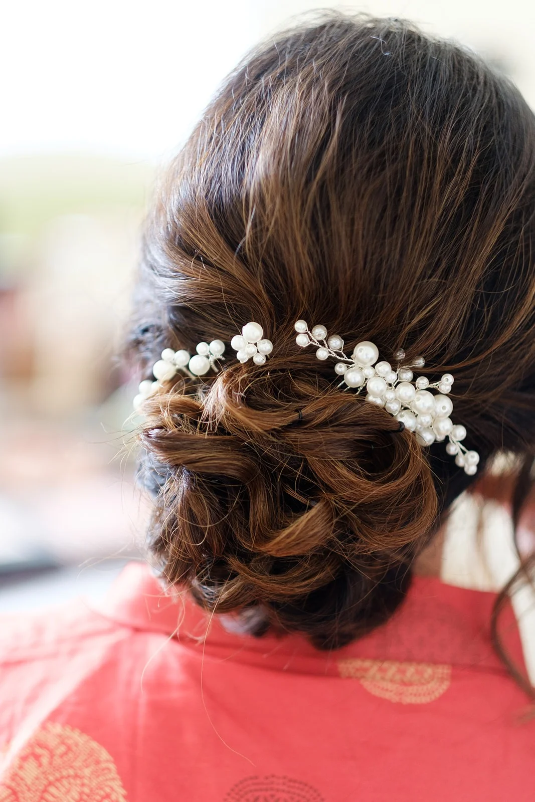 Acconciatura sposa — fermaglio di perle Acconciatura della sposa con fermaglio di perle e velo di tulle