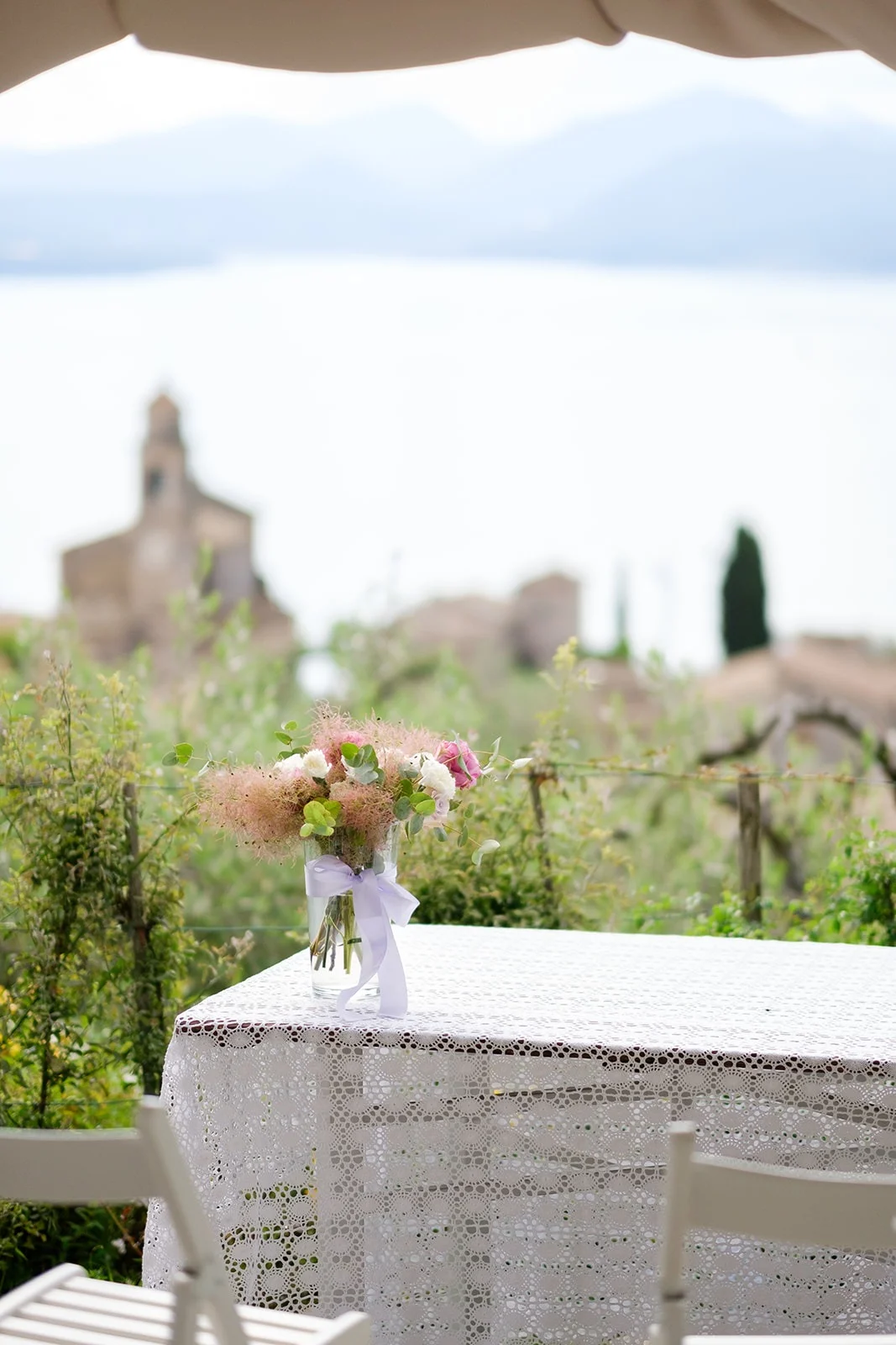 Bouquet sposi con vista lago Bouquet sposi su tavolo con vista sul Lago di Garda