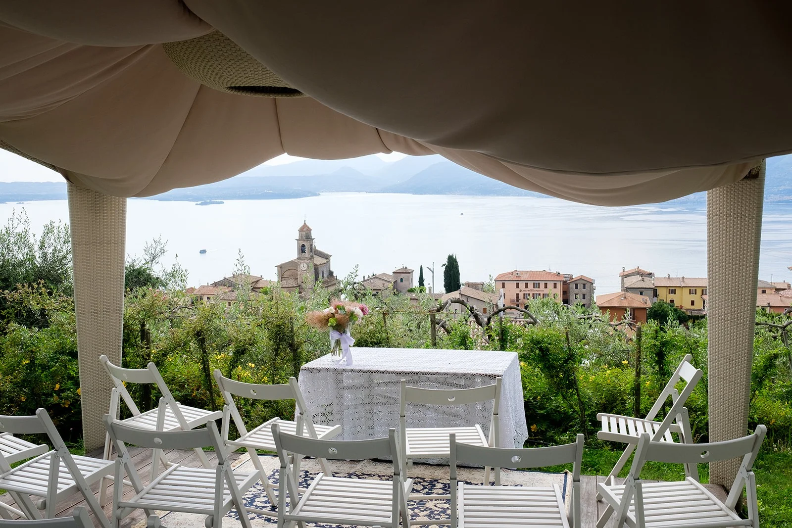 Cerimonia simbolica nel giardino vista lago Cerimonia simbolica sotto il gazebo del giardino con vista sul Lago di Garda