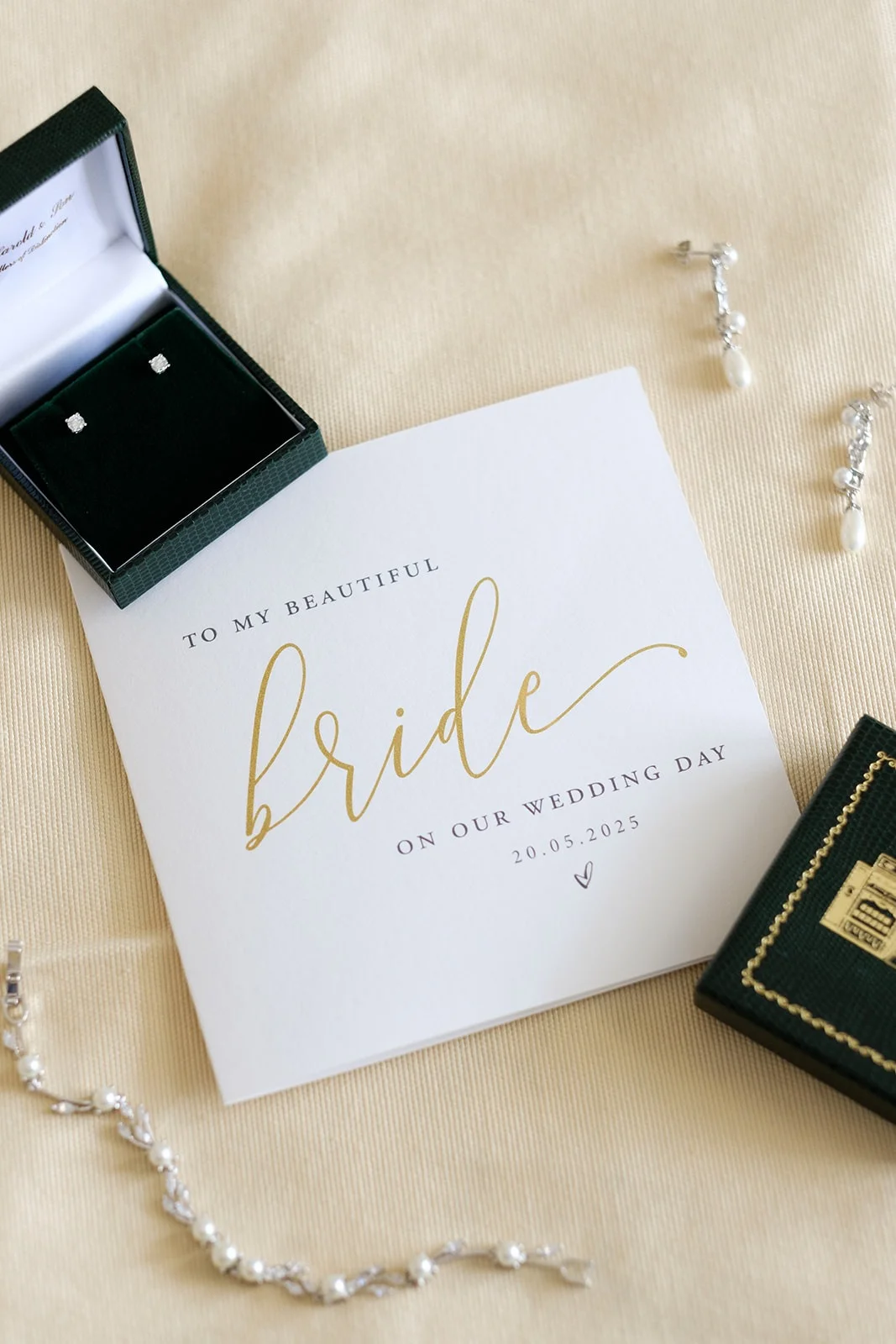 Flat lay sposa: bouquet, anelli e dettagli Flat lay sposa: bouquet, anelli e dettagli
